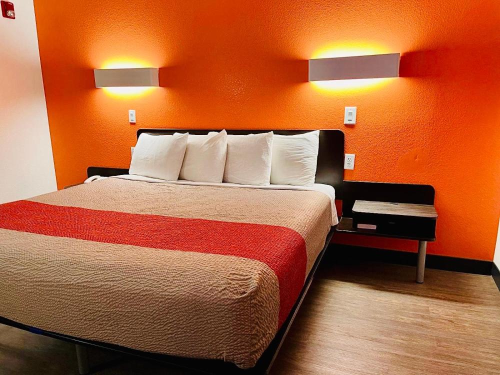 Queen Room interior